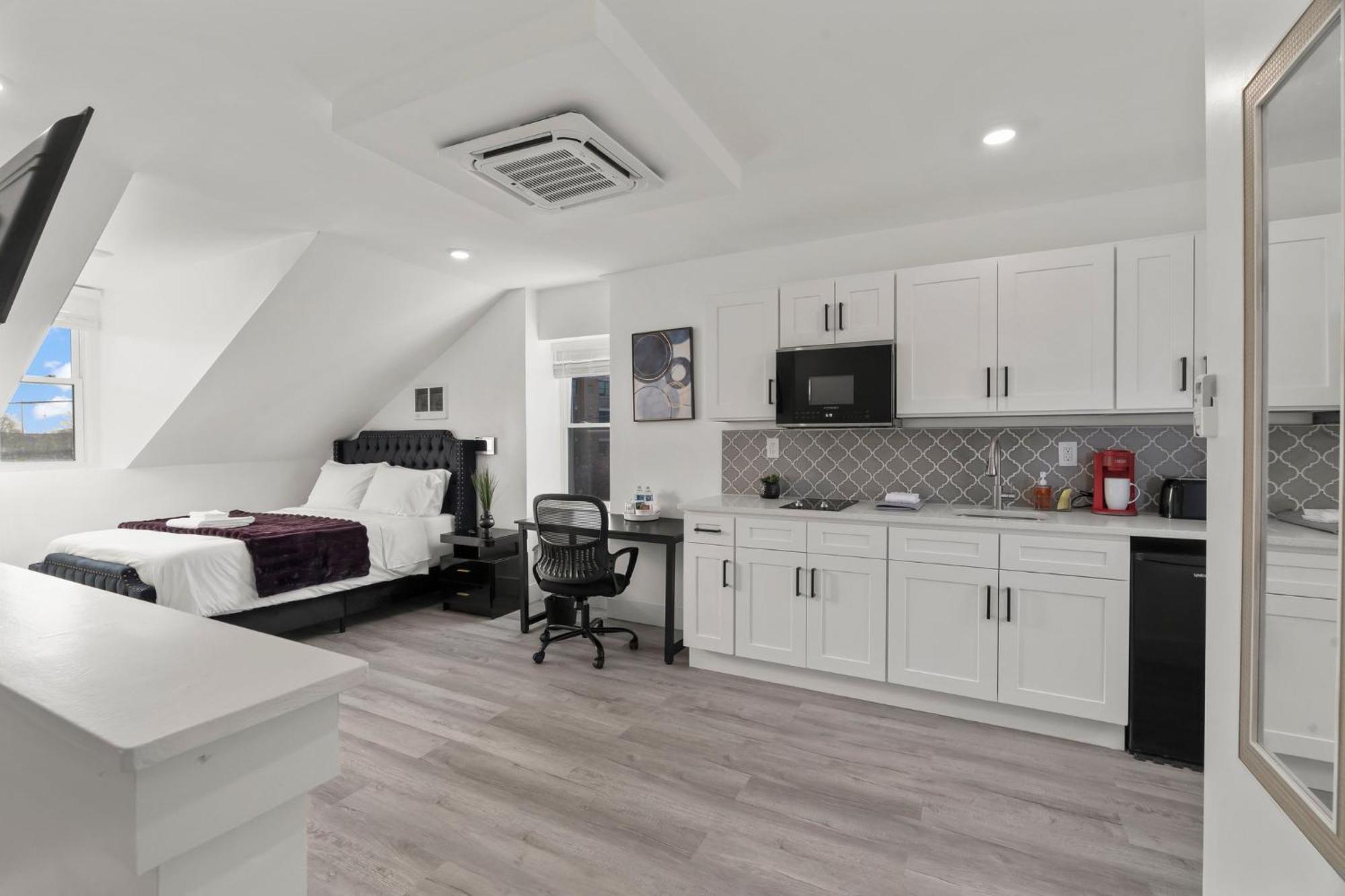 New Season Royals, Airport West Hotell Chester Eksteriør bilde