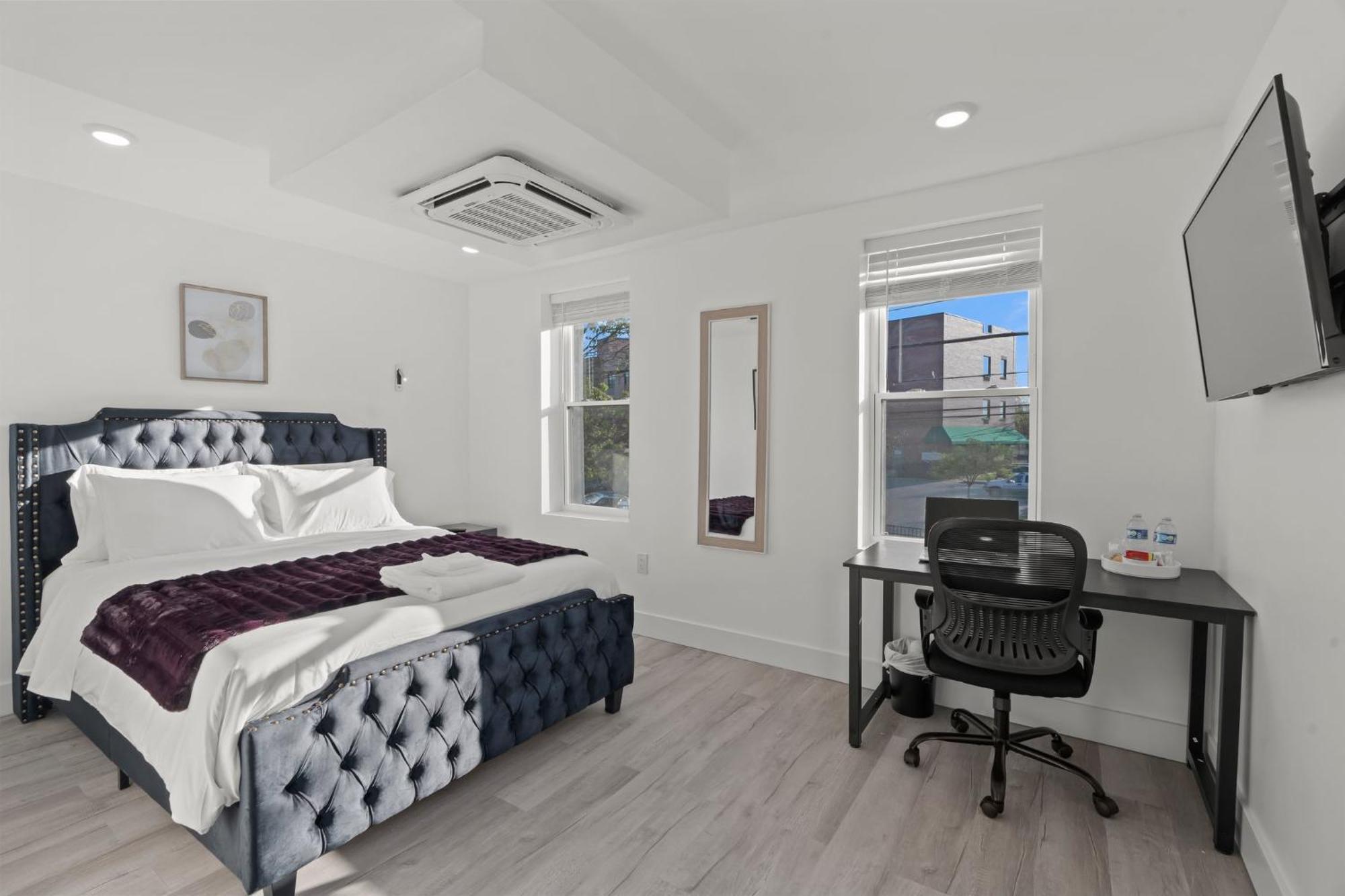 New Season Royals, Airport West Hotell Chester Eksteriør bilde