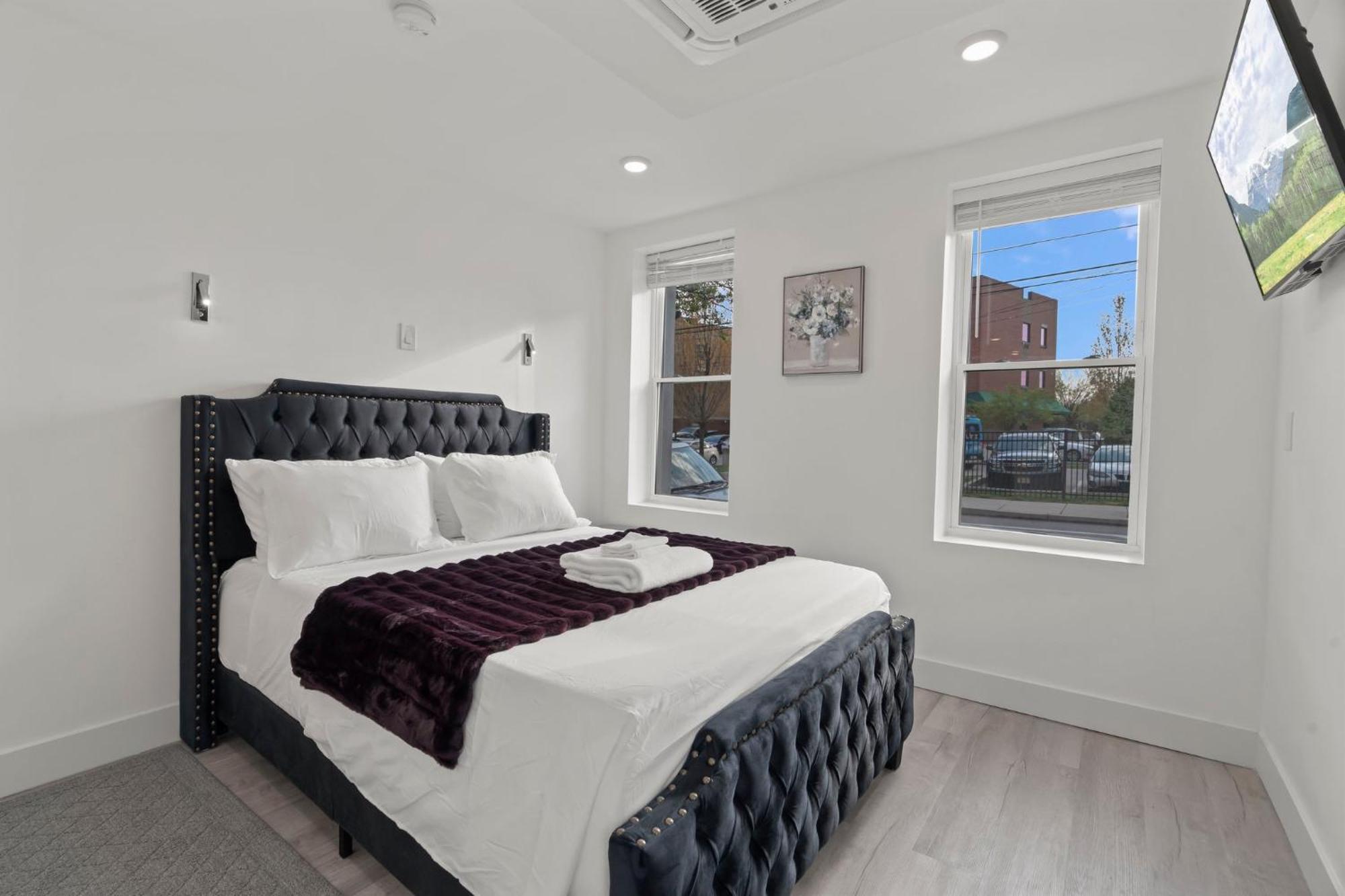 New Season Royals, Airport West Hotell Chester Eksteriør bilde