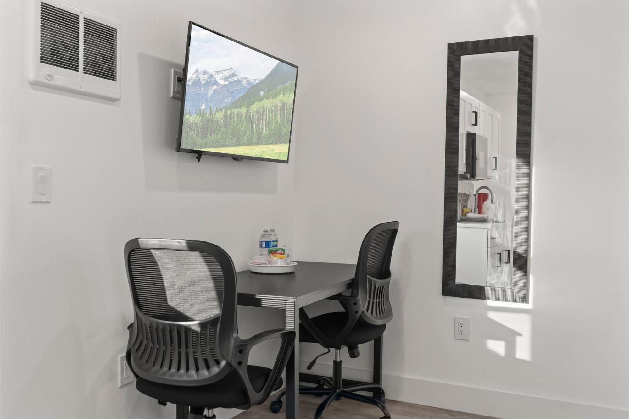 New Season Royals, Airport West Hotell Chester Eksteriør bilde