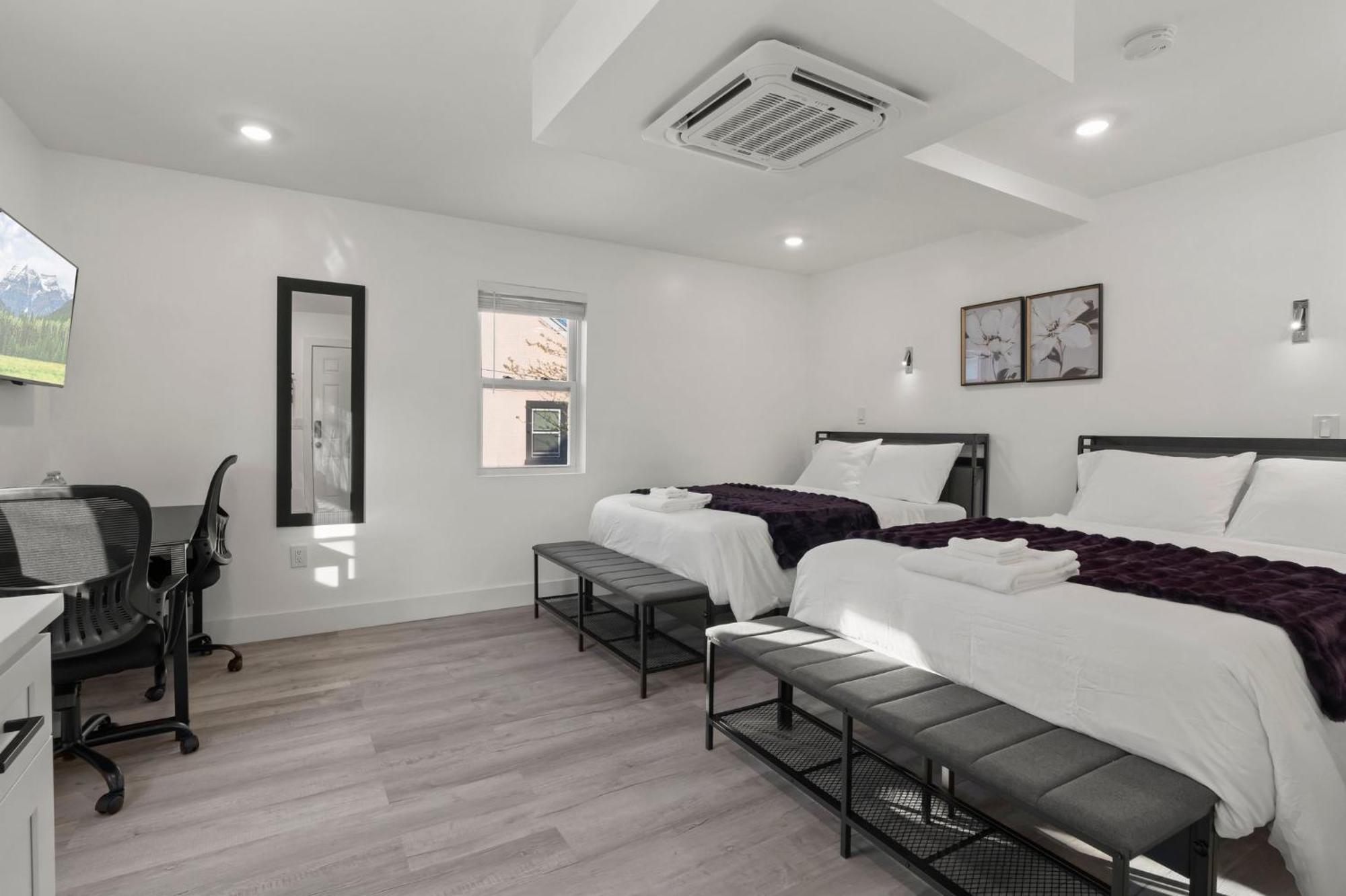 New Season Royals, Airport West Hotell Chester Eksteriør bilde