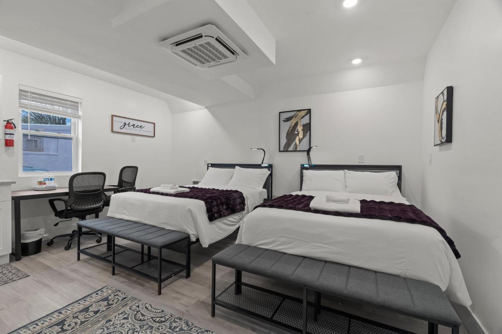 New Season Royals, Airport West Hotell Chester Eksteriør bilde